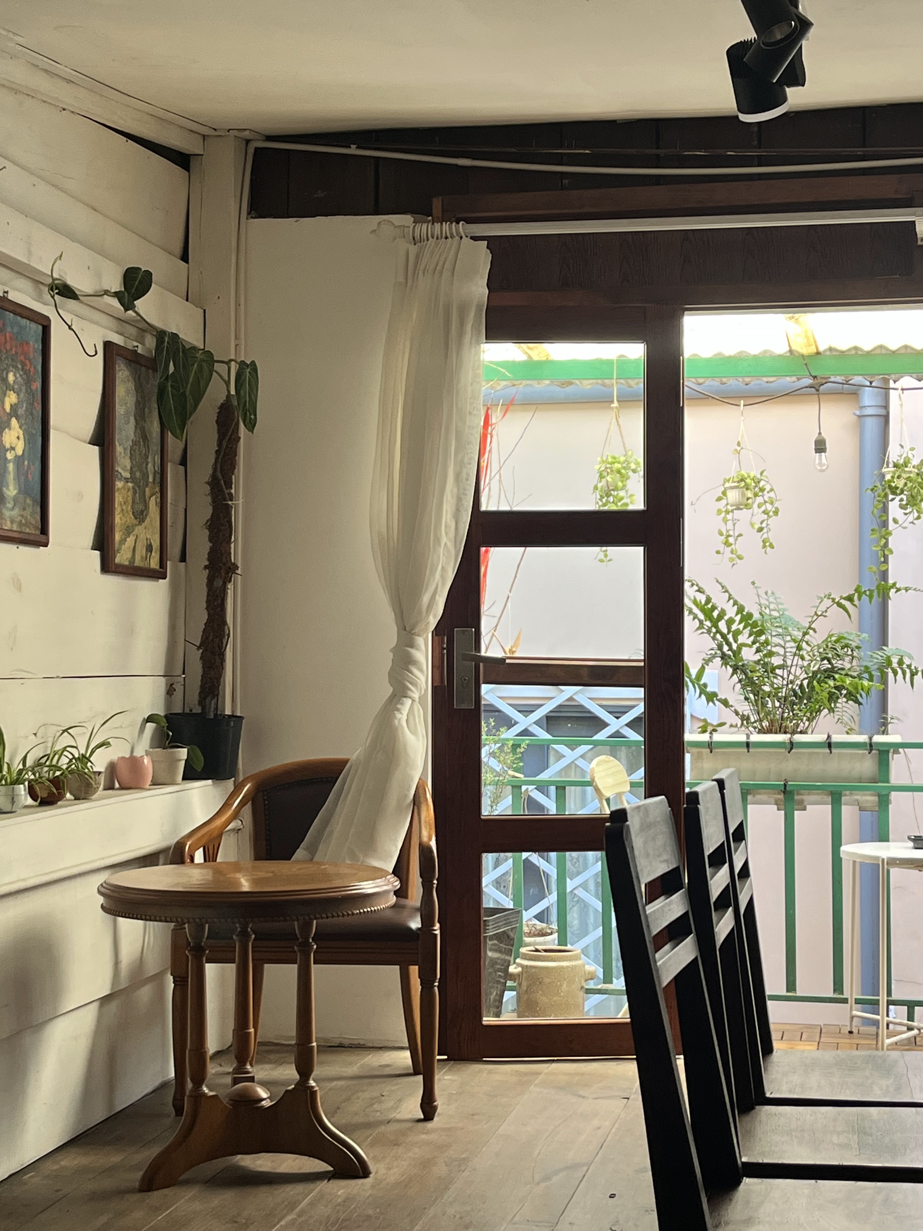 Bàn gỗ dài với đèn treo trần thấp ấm áp